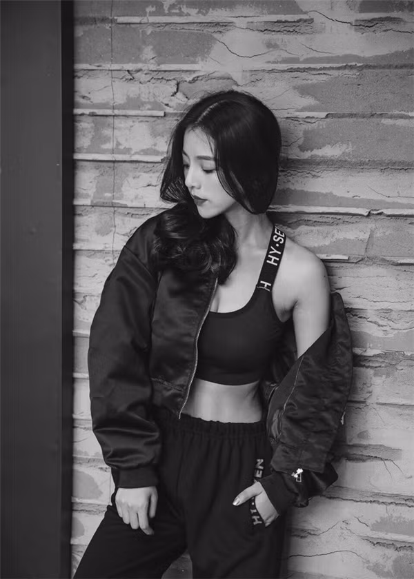 Nếu thường xuyên theo dõi trang cá nhân của cô nàng hoa khôi giảng đường 9X xứ Trung này, nhiều cư dân mạng sẽ nhận ra rằng cô sở hữu "guu" thời trang khá đa dạng từ hiện đại với những bộ quần áo thể thao bó sát, tới gợi cảm bằng những chiếc váy xòe duyên dáng.