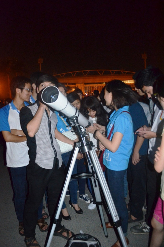 Cụ thể, hiện tượng nguyệt thực toàn phần dài nhất thế kỉ sẽ diễn ra vào rạng sáng 28/7, người dân Việt Nam cùng nhiều nơi trên thế giới sẽ có cơ hội chiêm ngưỡng. Tuy nhiên, do điều kiện thời tiết, không phải nơi nào cũng có thể ngắm hiện tượng này một cách trọn vẹn.