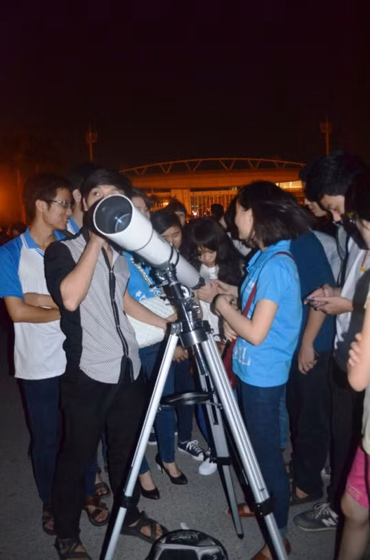 Cụ thể, hiện tượng nguyệt thực toàn phần dài nhất thế kỉ sẽ diễn ra vào rạng sáng 28/7, người dân Việt Nam cùng nhiều nơi trên thế giới sẽ có cơ hội chiêm ngưỡng. Tuy nhiên, do điều kiện thời tiết, không phải nơi nào cũng có thể ngắm hiện tượng này một cách trọn vẹn.