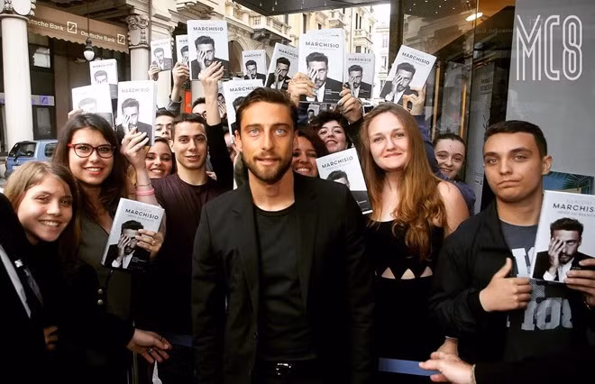 Cũng không thể góp mặt cùng tuyển Italy vì chấn thương, Claudio Marchisio tập trung ra mắt cuốn sách của riêng anh.