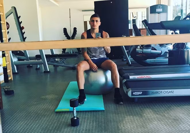 Một tháng trước khi Euro 2016 khởi tranh, Marco Verratti dính chấn thương háng và bị gạch tên khỏi danh sách chốt hạ của tuyển Italy. Vậy nên thời gian này, cầu thủ của PSG đang cố gắng tập luyện để phục hồi chấn thương.