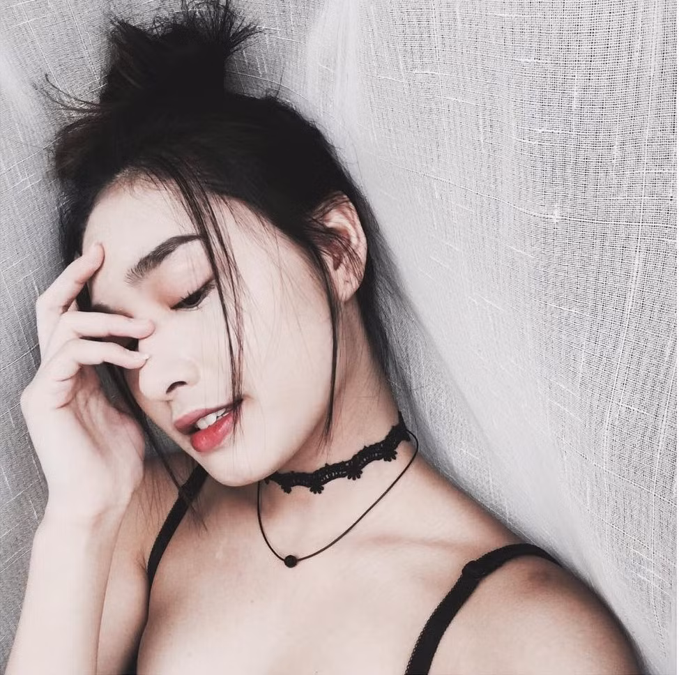 Sachzna Laparan bắt đầu theo con đường nghệ thuật từ năm 14 tuổi. Với nhan sắc xinh đẹp và vóc dáng chuẩn, cô được bình chọn là "Người mẫu của năm 2016" tại Manila.