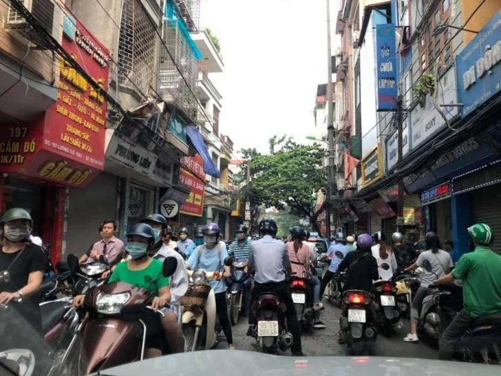 Lai o to nguoc chieu gay tac duong, tai xe ngang nguoc chui bay, danh nguoi nhac-Hinh-3