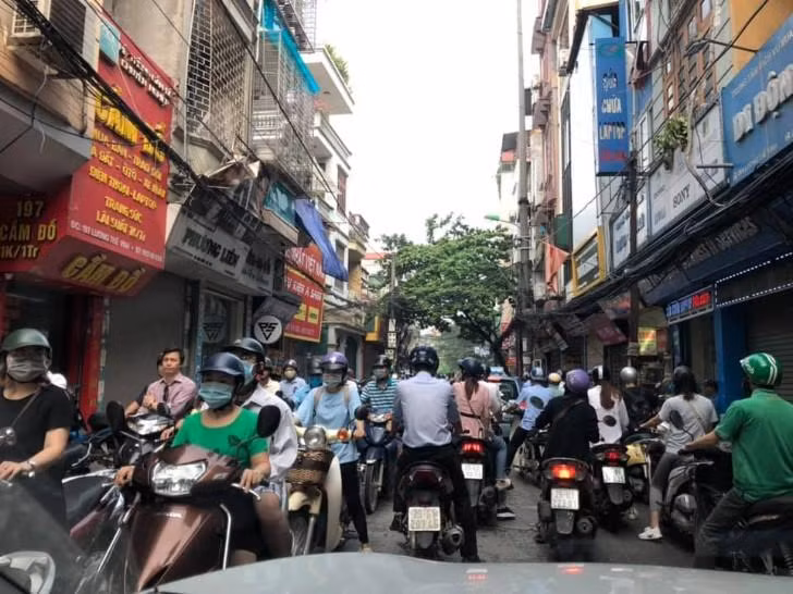 Lai o to nguoc chieu gay tac duong, tai xe ngang nguoc chui bay, danh nguoi nhac-Hinh-3