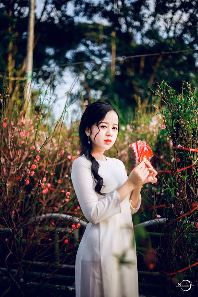 Sở hữu những nét đẹp thuần khiết của các cô gái miền Trung như làn da trắng nõn nà, mái tóc dài dịu dàng cùng với khuôn mặt ưa nhìn và hấp dẫn... Hoàng Thanh Loan tạo ra nhiều ấn tượng đẹp đối với những người lần đầu tiếp xúc với cô.