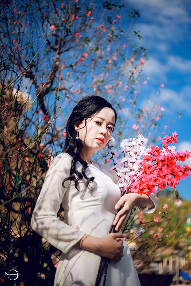 Nhan sắc của cô gái quê Quảng Ngãi này bắt đầu được nhiều người chú ý tới khi tham gia cuộc thi Nữ sinh duyên dáng Việt Nam do kênh truyền hình Today Tv tổ chức.