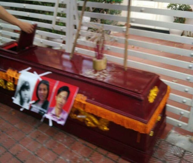 Một chiếc quan tài và những bức ảnh của gia đình con nợ được dán lên bên trên. Chứng kiến cảnh đòi nợ kiểu khủng bố dạng này, dân mạng đã bày tỏ ý kiến ái ngại về cách hành xử này.