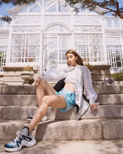 Dù chuyến đi Hàn của Quỳnh Anh Shyn với mục đích công việc là chính nhưng nhìn cô nàng thả dáng ở Seoul thôi cũng đủ khiến máu xê dịch của người hâm mộ tăng lên vùn vụt.