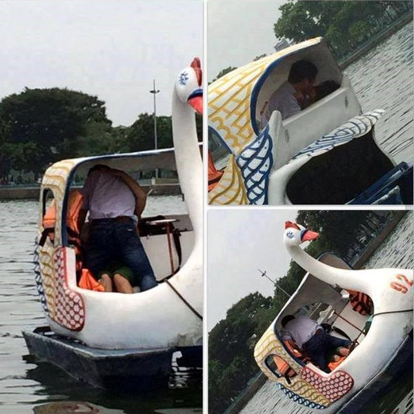 Mặc những nguy hiểm khi con vịt có thể lật bất cứ lúc nào hay những ánh mắt dò xét xung quanh, cặp đôi vẫn thản nhiên thể hiện tình yêu giữa chốn thanh thiên bạch nhật.