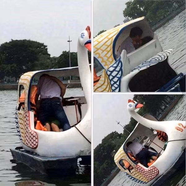 Mặc những nguy hiểm khi con vịt có thể lật bất cứ lúc nào hay những ánh mắt dò xét xung quanh, cặp đôi vẫn thản nhiên thể hiện tình yêu giữa chốn thanh thiên bạch nhật.