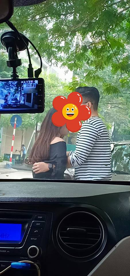 Đặc biệt trong trường hợp này, việc bạn trai liều mình đứng cùng một bên để ôm hôn người yêu là điều đặc biệt nguy hiểm bởi con vịt có thể lật bất cứ lúc nào.