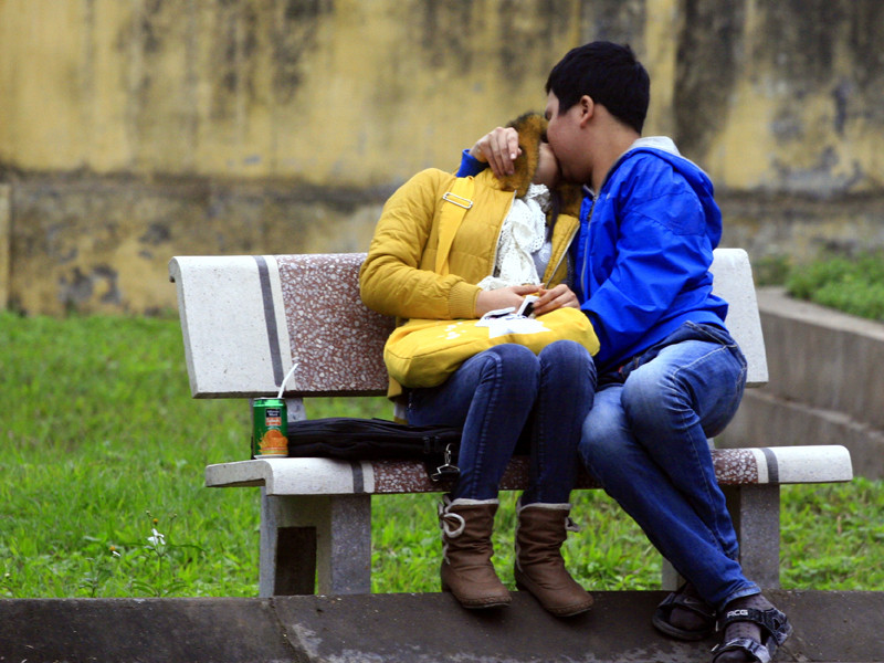 Thời gian gần đây, có khá nhiều trường hợp các bạn trẻ Việt Nam ôm hôn, thậm chí diễn cảnh yêu đương quá đà nơi công cộng.