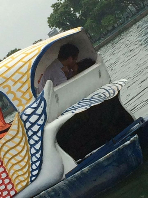 Từ những bức ảnh này, có thể thấy, 2 bạn trẻ không hề mặc áo phao cứu sinh mặc dù đã đạp vịt ra giữa hồ nước mênh mông. Đặc biệt, nhân vật nam chính còn bước hẳn sang ghế bên cạnh để tiện bề gần gũi và ôm hôn người yêu say đắm.