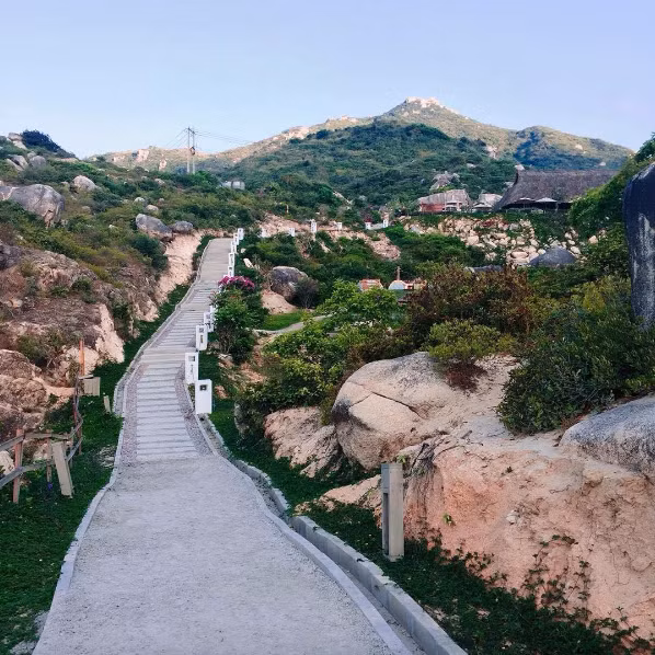 Nắng vàng, cỏ xanh, xung quanh là những tảng đá vôi lớn và thứ không khí trong lành đã khiến sự bon chen, hối hả trong cuộc sống của bạn đã giảm đi đôi phần. Ảnh: n2.hao.