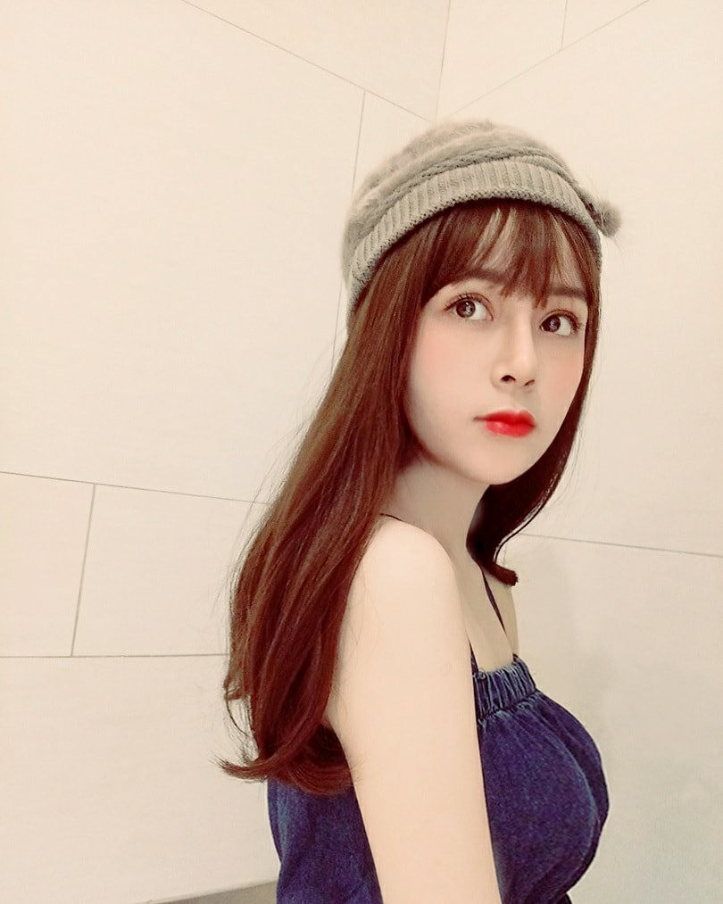 Chia sẻ khi được nhiều người để ý, Tú Nhi nói: "Mình không cảm thấy bị làm phiền bởi vì có khá nhiều người xoay quanh, ngược lại mình rất hạnh phúc khi được nhiều người yêu mến đến như vậy.