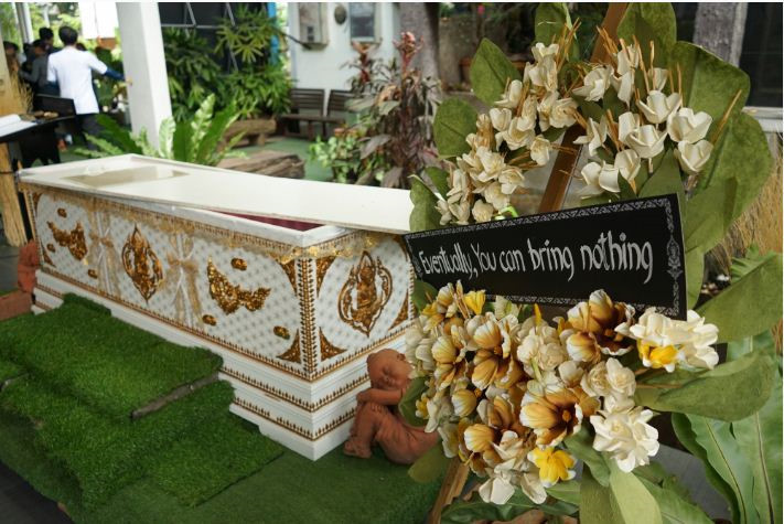 Khách hàng tới quán được chào đón bằng khung cảnh mô phỏng lễ tang với chiếc quan tài, vòng hoa cùng dòng chữ: “Rốt cuộc, bạn không thể đem theo mình cái gì cả”.