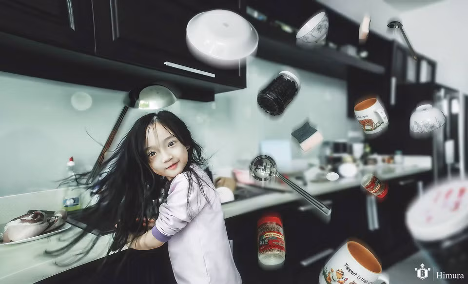 Nhưng chính khi bị ở nhà một mình, cô bé này phải tự mình vào bếp thực hiện những việc quá với lứa tuổi của mình như dọn dẹp, rửa bát đĩa...