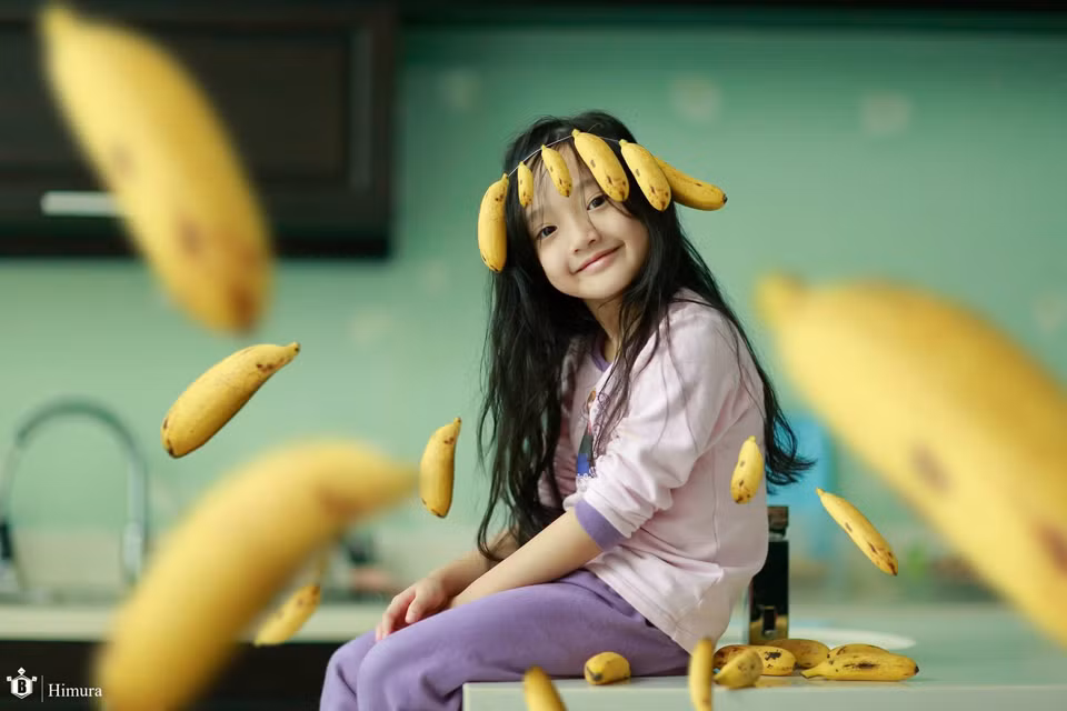 Sau đó là những màn nghịch ngợm hết sức ngộ nghĩnh của cô bé cũng được đưa vào trong bộ ảnh "Bố mẹ chưa về".