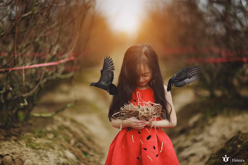 Khi bố mẹ của cô bé bị công việc cuốn đi thì mỗi sáng cô bé đều buồn bã khi bố mẹ mình như những chú chim vội vàng rời tổ để đi kiếm mồi giữa dòng đời đầy cạm bẫy.