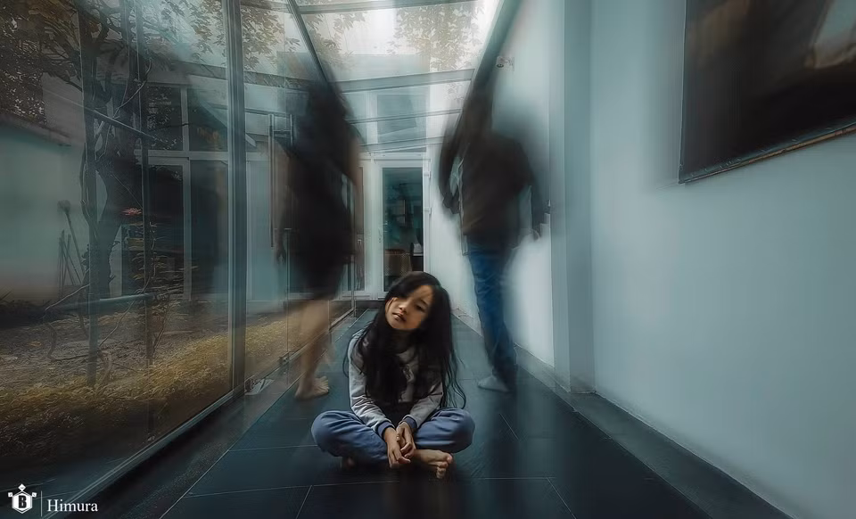 Trong bộ ảnh mới của mình, bé Trương Bảo Anh với biệt danh Tiểu Châu Tấn phiên bản Việt đã vào vai một cô bé thường xuyên phải ở nhà một mình khi bố mẹ bận quay cuồng với cuộc sống và công việc ngoài xã hội.