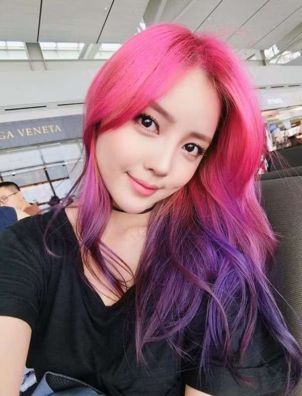 Tuy nhiên danh tính của anh chàng may mắn được sánh đôi trọn đời bên cô nàng blogger xinh đẹp Hàn Quốc này được bảo vệ trong vùng bí mật khiến nhiều người phải vào cuộc truy lùng ráo riết.