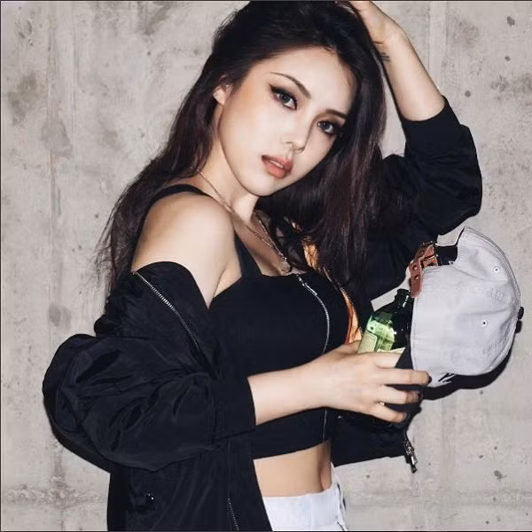 Hiện tại, Pony sở hữu một lượng người hâm mộ đông đảo ngay từ khi bắt đầu lĩnh vực trang điểm và cô được gọi với cái tên thân mật là "phù thủy makeup" xứ Kim Chi.