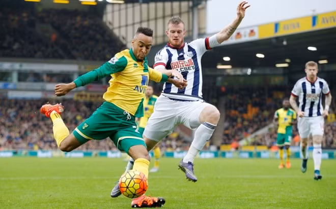 Mặc dù không thường xuyên ghi bàn nhưng Nathan Redmond của CLB Norwich đã tận dụng tốt những cơ hội ít ỏi của mình. Cầu thủ sinh năm 1994 này nằm trong top những tiền đạo hiệu quả nhất nửa đầu Premier League 2015/2016.