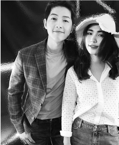 Hòa Minzy "sống ảo" tới mức giữ nguyên hình ghép với Song Joong Ki, đặt ở phần giới thiệu ảnh trên Facebook.