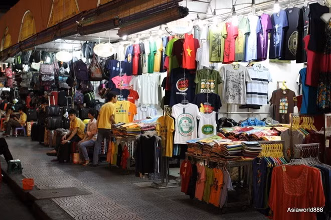 1. Chợ Bến Thành nằm bên quảng trường Quách Thị Trang và công viên 23/9. Đây là một trong những khu chợ nổi tiếng nhất Sài Gòn, cũng là một trong những biểu tượng của thành phố. Trong danh sách những khu chợ tuyệt vời nhất thế giới USA Today (Mỹ), chợ Bến Thành đứng thứ 15. Đây cũng là một trong những địa điểm check-in ở Sài Gòn bạn nhất định phải thử. Ảnh: Asiaworld888.