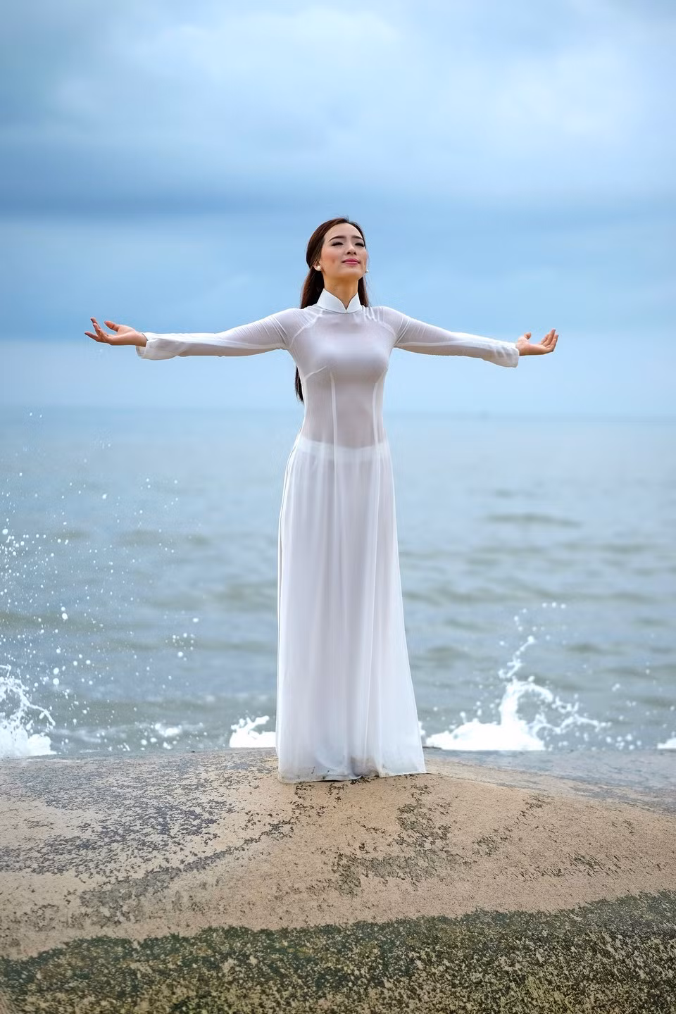 Ngắm Thạch Thảo trong chiếc áo dài, nhiều NHM như bị hút hồn bởi và nhiều người đã phải thốt lên rằng, cô bạn này dường như sinh ra để dành cho trang phục truyền thống của phụ nữ Việt.