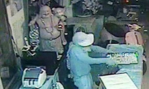 Trinh sat ngam minh duoi song bat ke trom tiem vang