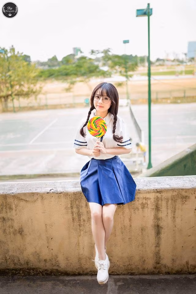 Đặc biệt mới đây, Ái Vi khiến dân mạng chú hơn tới mình khi tung ra bộ ảnh chào tuổi 23 vô cùng xinh đẹp. Trong bộ váy đồng phục, nhiều người tưởng nhầm cô nàng 9X này là học sinh của trường THPT.