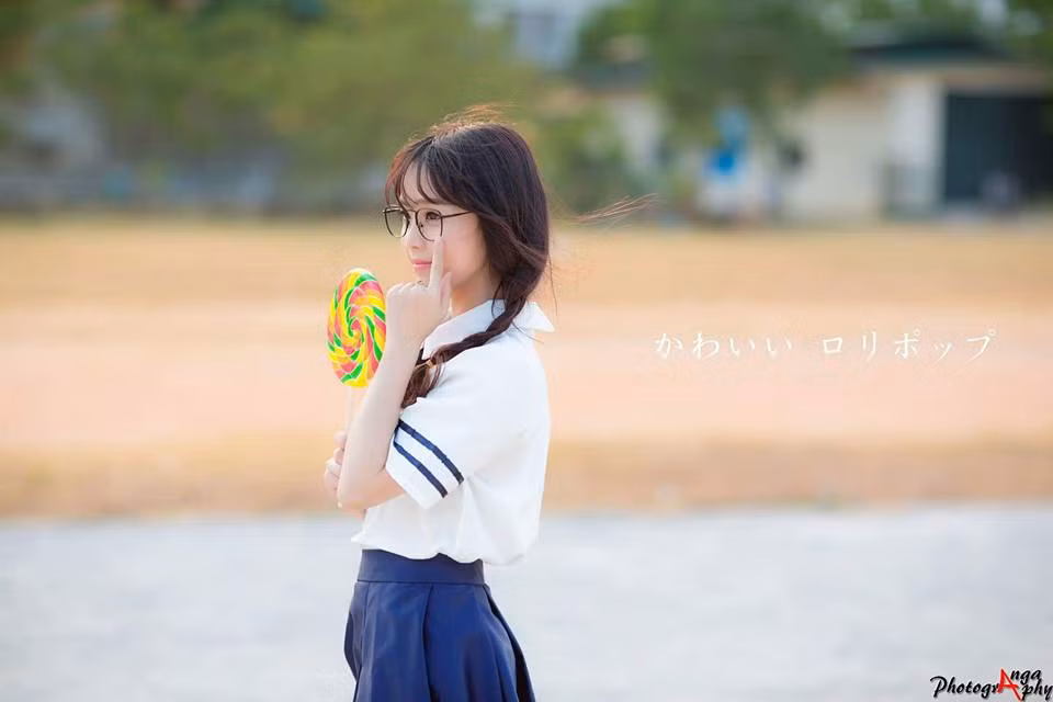 Bằng vẻ đẹp tinh khôi, trinh nguyên, cô nàng sinh năm 1993 này khiến nhiều người bị quyến rũ và mãi miết ngắm nhìn.