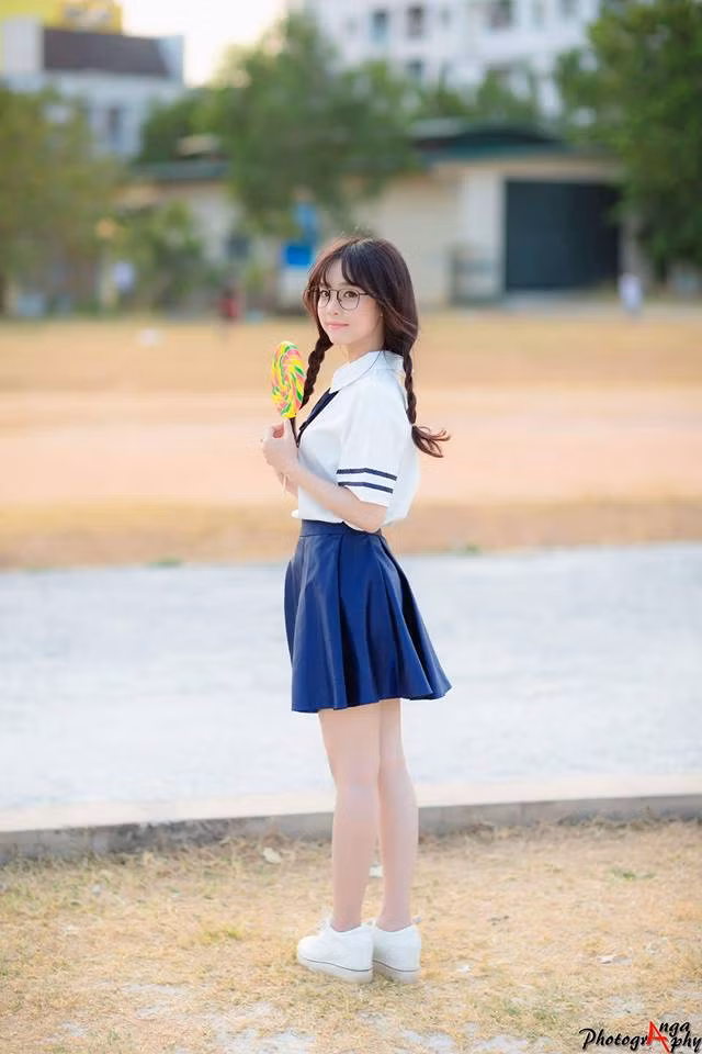 Cô gái xinh đẹp quê Đắk Lắk được nhắc tới có tên đầy đủ là Lương Ái Vi, cô gái sinh năm 1993 này không còn quá xa lạ với cộng đồng mạng khi từng xuất hiện trong nhiều vai trò trên con đường nghệ thuật.