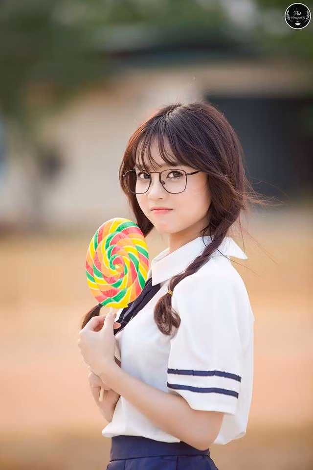 Ngoài thời gian đi làm thêm tại chương trình Talk TV (hát online) của Vinagame, Ái Vi thường xuyên nhận lời mời làm mẫu chụp cho các photo và các shop online.