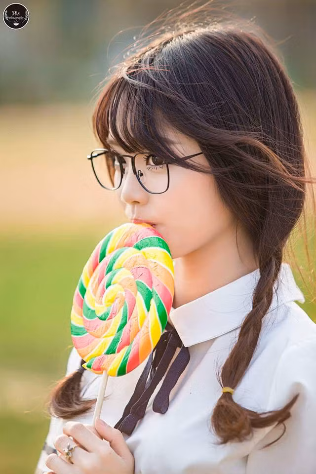 Tốt nghiệp chuyên ngành Thư kí văn phòng trường Cao đẳng Văn hóa Nghệ thuật và Du lịch Sài Gòn, thế nhưng Ái Vi lại quyết theo nghiệp nghệ thuật và mạnh dạn dấn thân vào con đường này.