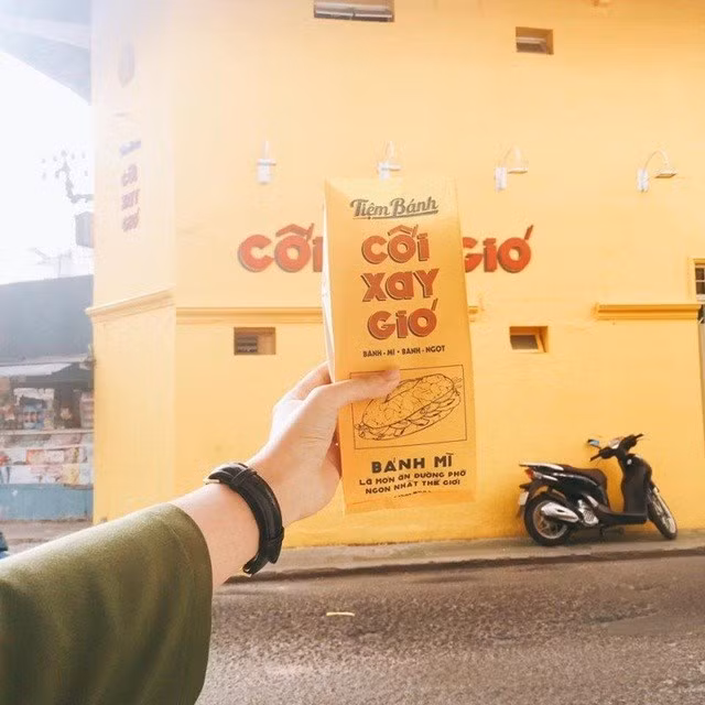 Những hình vẽ không đẹp trên bức tường đã khiến nhiều người cảm thấy tiếc nuối, bởi nơi đây được xem là địa điểm tạo ra nhiều ảnh "sống ảo" không thể thiếu khi đến với Đà Lạt.