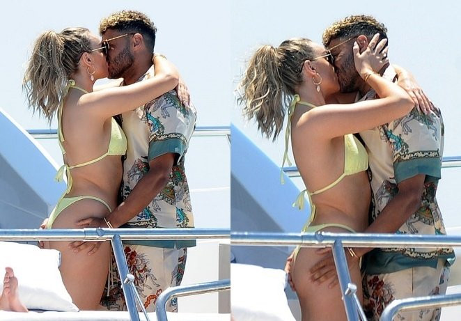 Cả 2 trao cho nhau một loạt hành động thân mật.