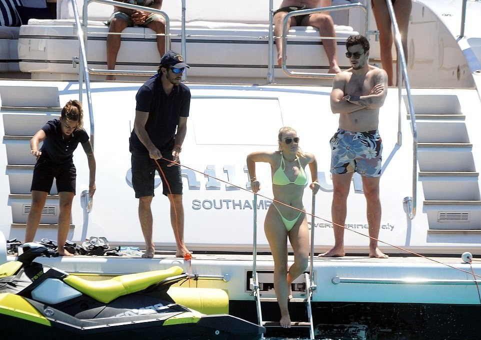 Sau trận chung kết, ngôi sao Liverpool và cô bồ xinh đẹp, bốc lửa đã cùng nhóm bạn đi nghỉ mát ở bờ biển tại Madrid.