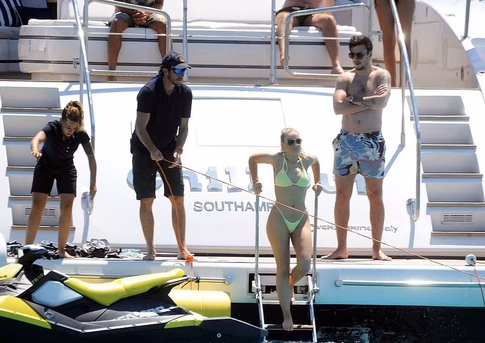 Sau trận chung kết, ngôi sao Liverpool và cô bồ xinh đẹp, bốc lửa đã cùng nhóm bạn đi nghỉ mát ở bờ biển tại Madrid.