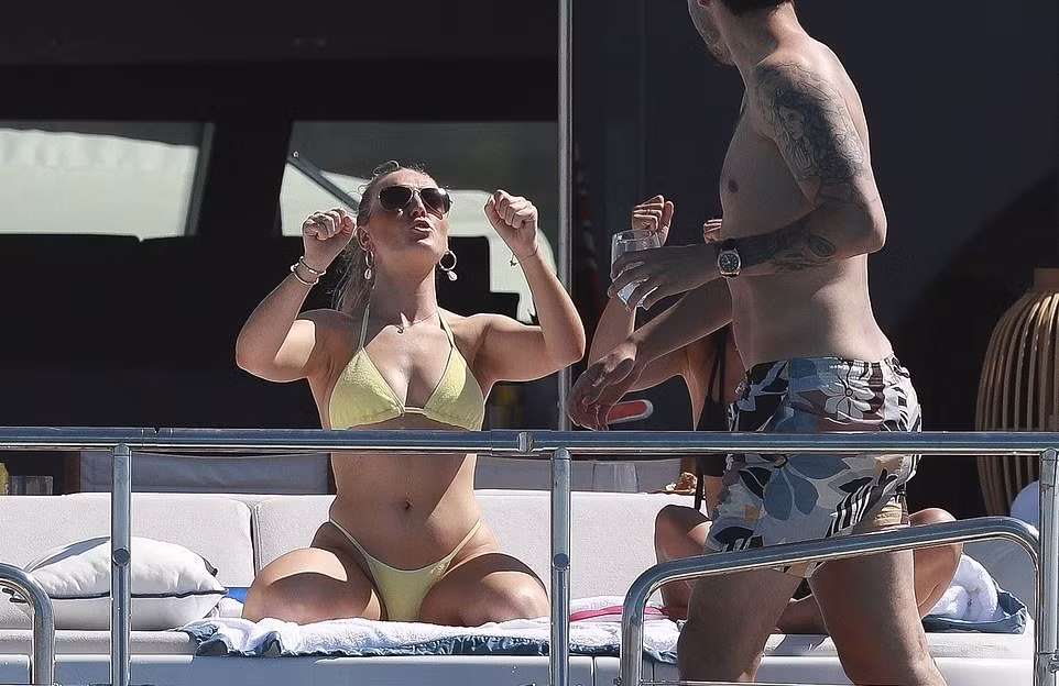 Bạn gái của Chamberlain là Perrie Edwards - thành viên nhóm nhạc nữ nổi tiếng Little Mix.