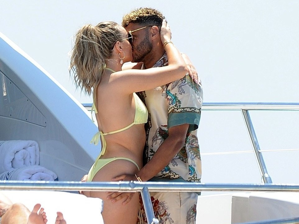 Cả 2 liên tục trao cho nhau những nụ hôn nồng thắm. Trong khi đó, Chamberlain cũng khá tranh thủ 'đụng chạm' cơ thể cô nàng.