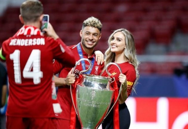  Liverpool xuất sắc đánh bại Tottenham trong trận chung kết Champions League để bước lên ngôi vô địch. Alex Oxlade-Chamberlain vẫn vinh dự nhận được huy chương dù không thi đấu 1 phút nào.