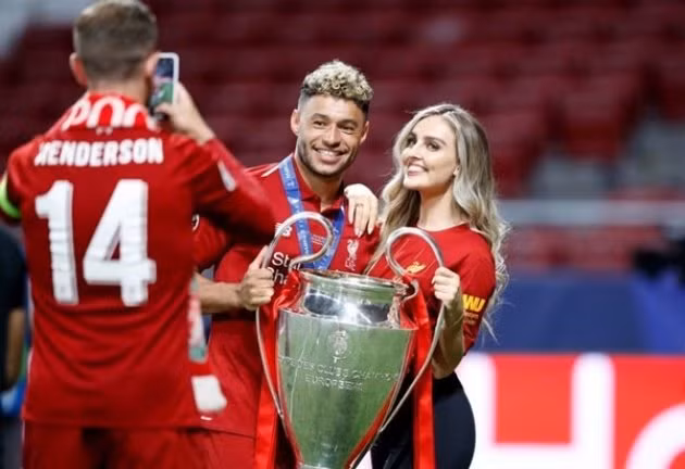 Sao Liverpool vo tu so mong ban gai boc lua noi cong cong