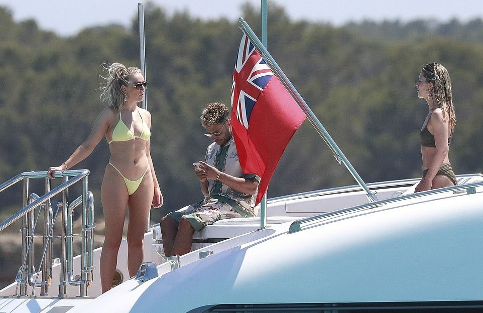 Perrie Edwards, sinh năm 1993, “bước ra ánh sáng” sau khi tham dự mùa thứ 8 chương trình truyền hình thực tế nổi tiếng nhất nước Anh, X-factor năm 2011. Chamberlain mới là mối tình nghiêm túc thứ 2 của nữ ca sĩ bốc lửa của nhóm Little Mix. Trước đó, Perrie Edwards từng có thời gian mặn nồng cùng cựu thành viên nhóm nhạc One Direction, Zayn Malik.