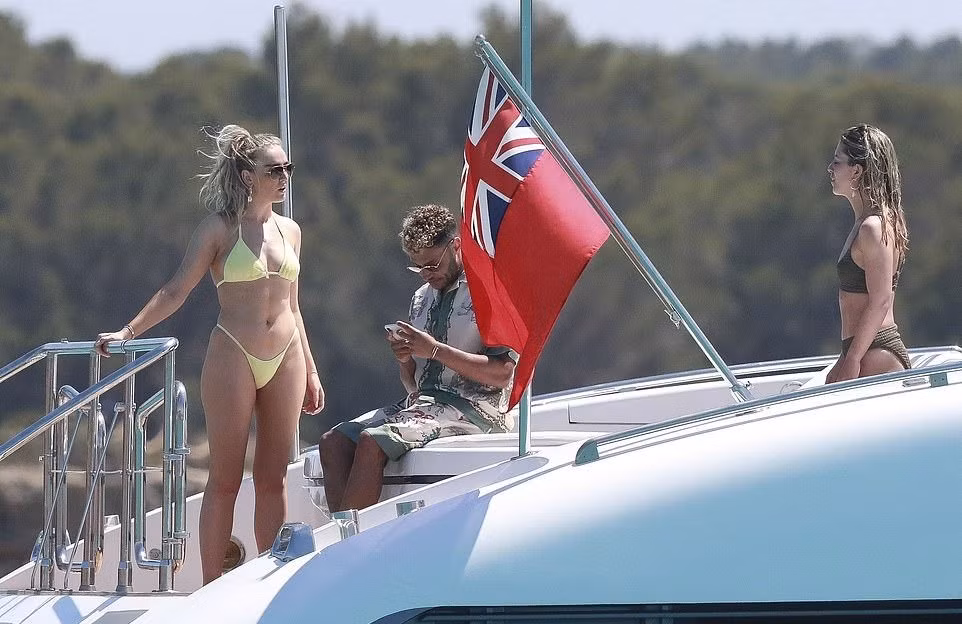 Perrie Edwards, sinh năm 1993, “bước ra ánh sáng” sau khi tham dự mùa thứ 8 chương trình truyền hình thực tế nổi tiếng nhất nước Anh, X-factor năm 2011. Chamberlain mới là mối tình nghiêm túc thứ 2 của nữ ca sĩ bốc lửa của nhóm Little Mix. Trước đó, Perrie Edwards từng có thời gian mặn nồng cùng cựu thành viên nhóm nhạc One Direction, Zayn Malik.