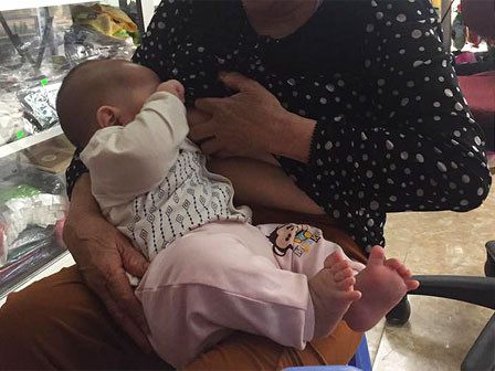 Hình ảnh bà nội cho cháu bú đang được các bà mẹ bỉm sữa trên mạng xã hội tranh luận khá căng thẳng.