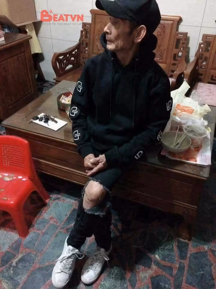 Trên fanpage thu hút sự chú ý của nhiều dân mạng, mới đây các nhà quản lý đã cho đăng tải bộ ảnh sưu tầm những hình ảnh cực bá đạo của các cụ ông cụ bà, dù có tuổi nhưng nhìn các cụ vẫn cực ăn chơi.