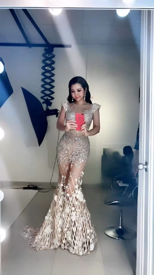 Chị Lợi kể rằng lúc trước khi mang bầu chị cũng tăng thêm 25kg thân hình xồ xề nhưng sau sinh xong thì chị xuống được 15kg. Từ đó chị giữ chế độ ăn lành mạnh thì mới có được vóc dáng như hiện tại.