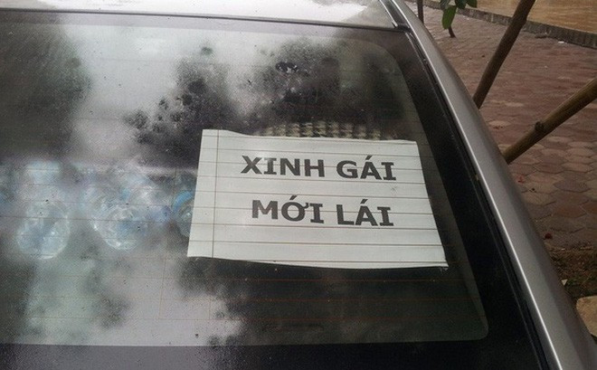 Dù có một chút hiếu kỳ xen lẫn bực bội với những gì được ghi trong tờ giấy dán sau ô tô, nhưng nhiều người đi đường vẫn cố gắng chủ động tránh xa chiếc xe này, bởi chính họ cũng không thể lường trước được những diễn biến bất ngờ có thể xảy ra.